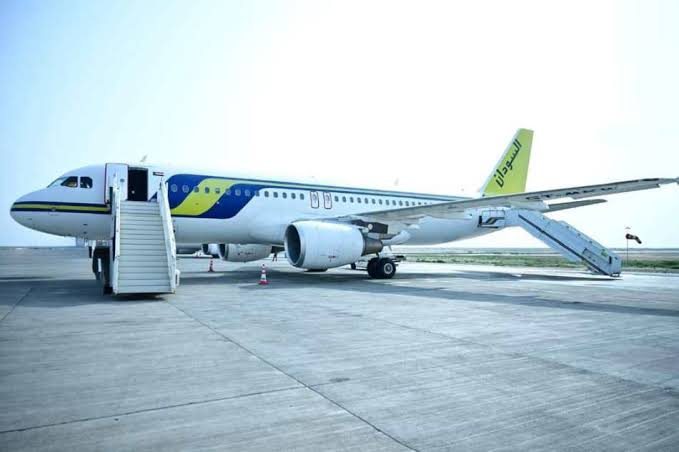 طائرة سودانير إيرباص A320 على أرض المطار